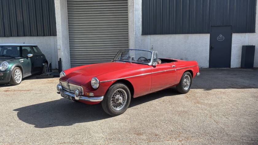 MG B Roadster rouge 3/4 face gauche