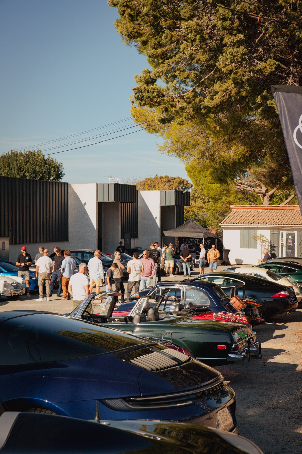 Porsche 911 bleue, cabriolet sportif et voitures de collection lors du rassemblement automobile