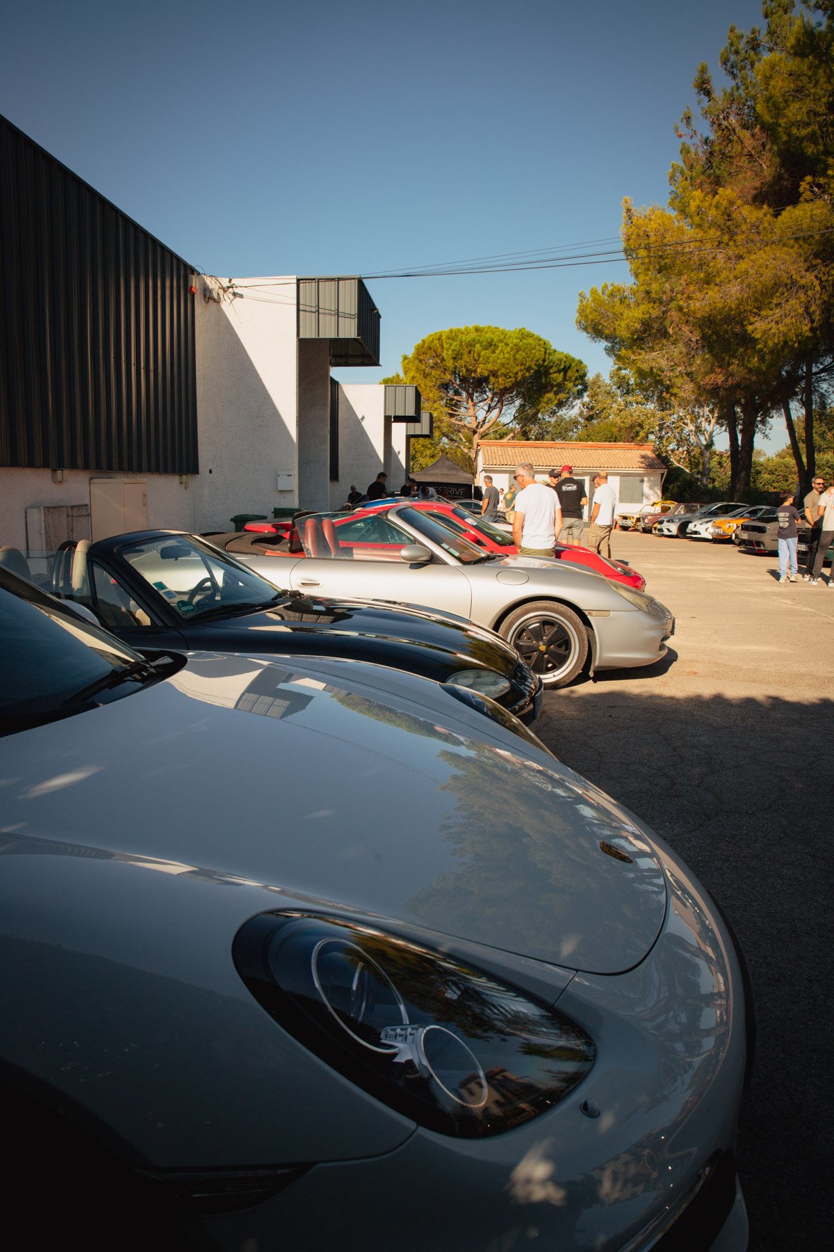 Porsche et autres sportives stationnées devant l'atelier Overdrive Automobile à Venelles.