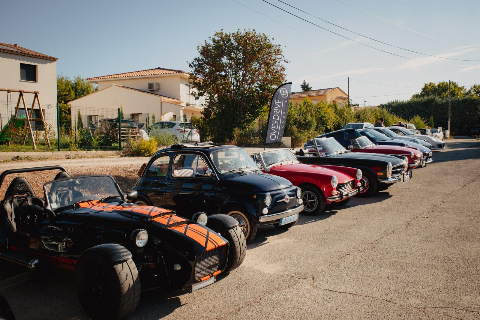 Caterham Seven, Fiat 500 ancienne et cabriolets de collection réunis lors de Bolides & Brioches.
