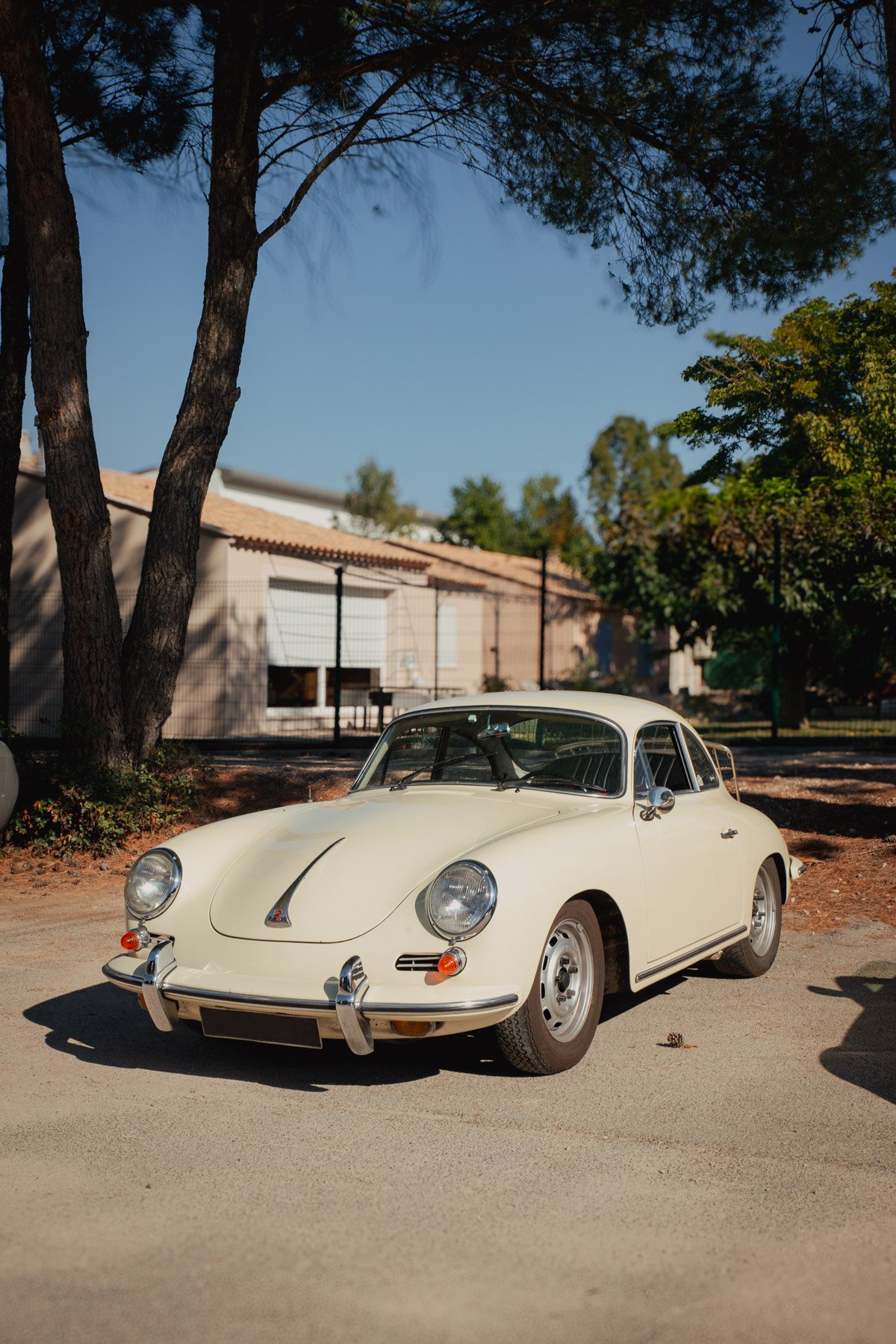 Porsche 356 ancienne de couleur ivoire présentée lors de Bolides & Brioches à Venelles