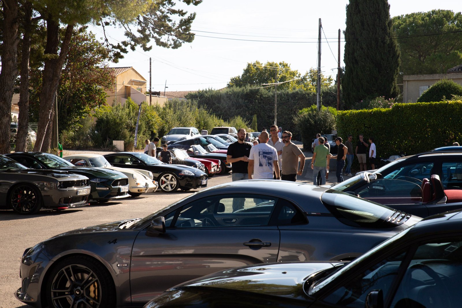 Porsche 911 bleue, cabriolet sportif et voitures de collection lors du rassemblement automobile