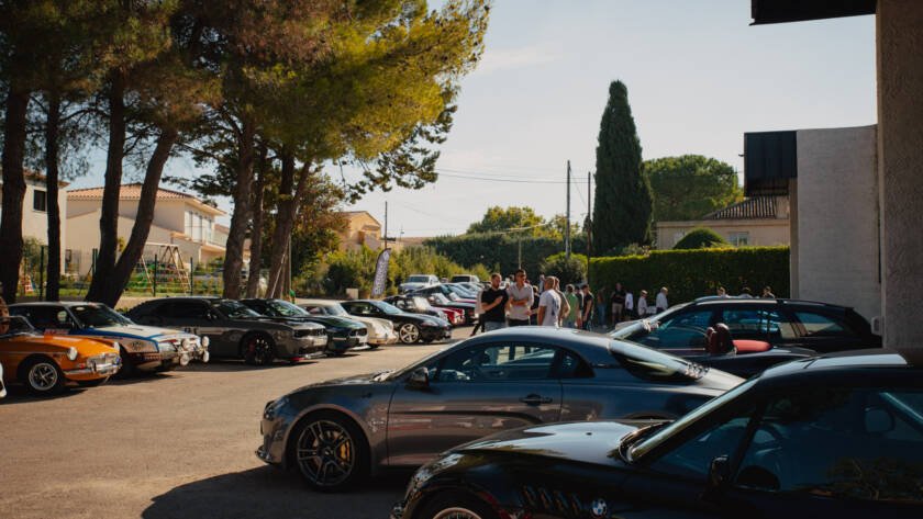 Rassemblement de voitures anciennes et sportives lors de Bolides & Brioches chez Overdrive Automobile à Venelles.