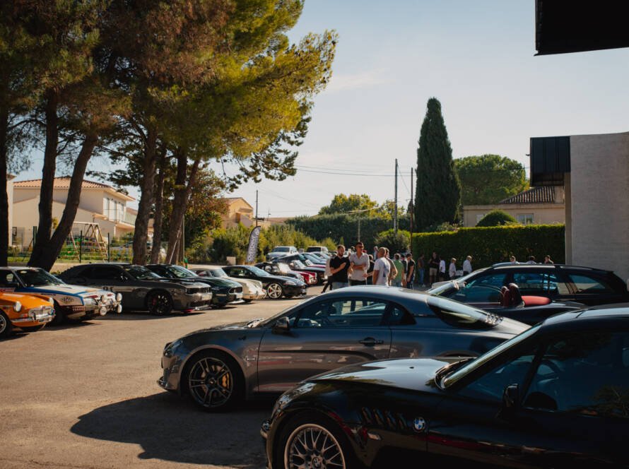 Rassemblement de voitures anciennes et sportives lors de Bolides & Brioches chez Overdrive Automobile à Venelles.