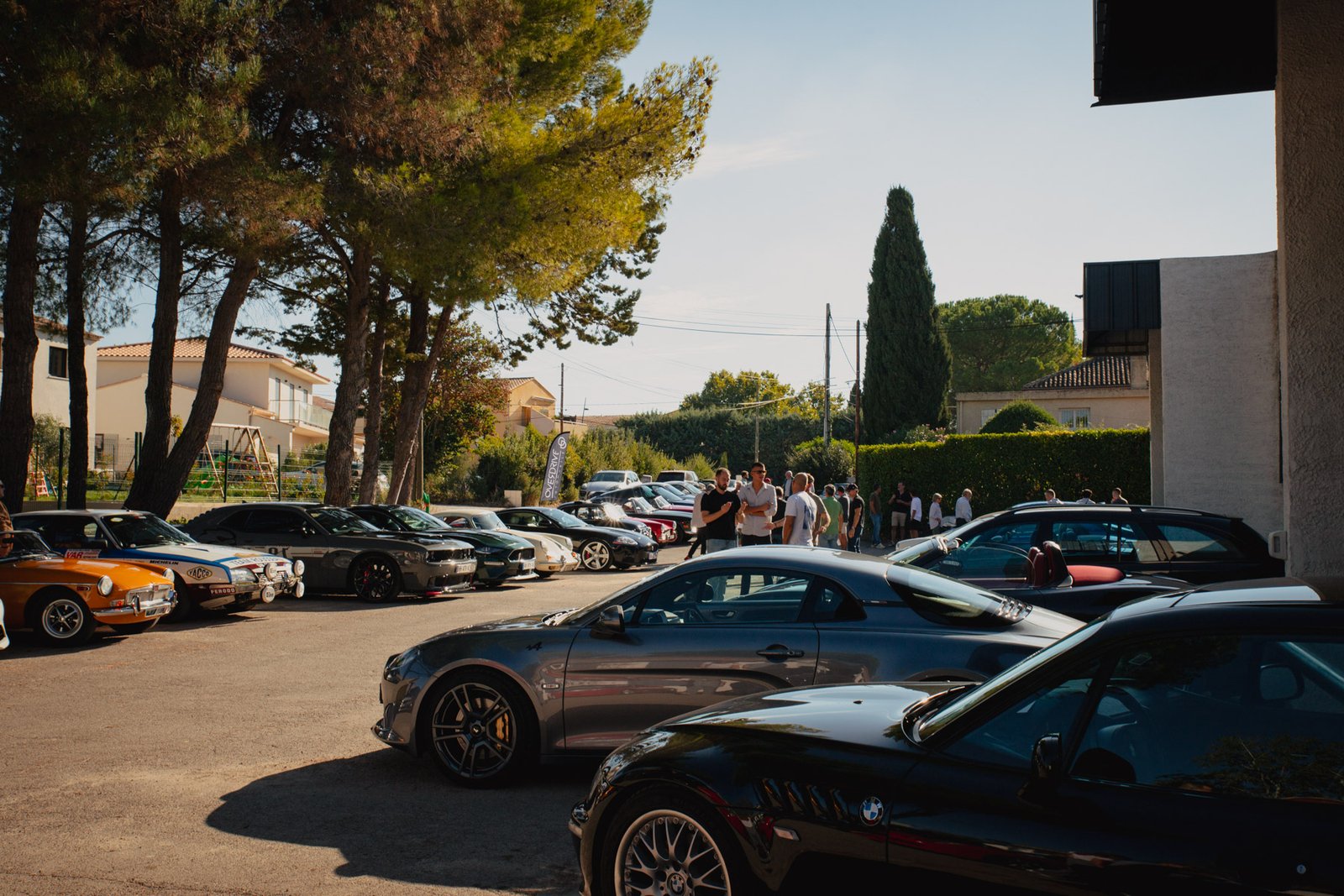 Rassemblement de voitures anciennes et sportives lors de Bolides & Brioches chez Overdrive Automobile à Venelles.