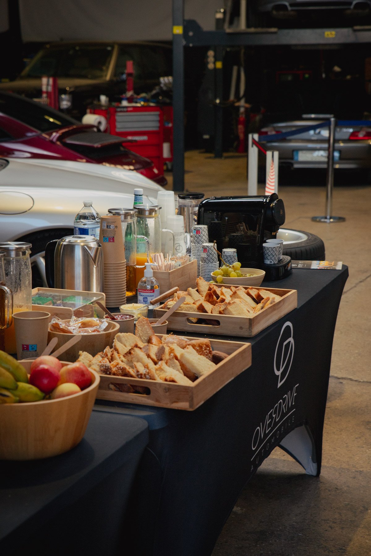 Petit-déjeuner et café proposés aux participants de Bolides & Brioches chez Overdrive Automobile