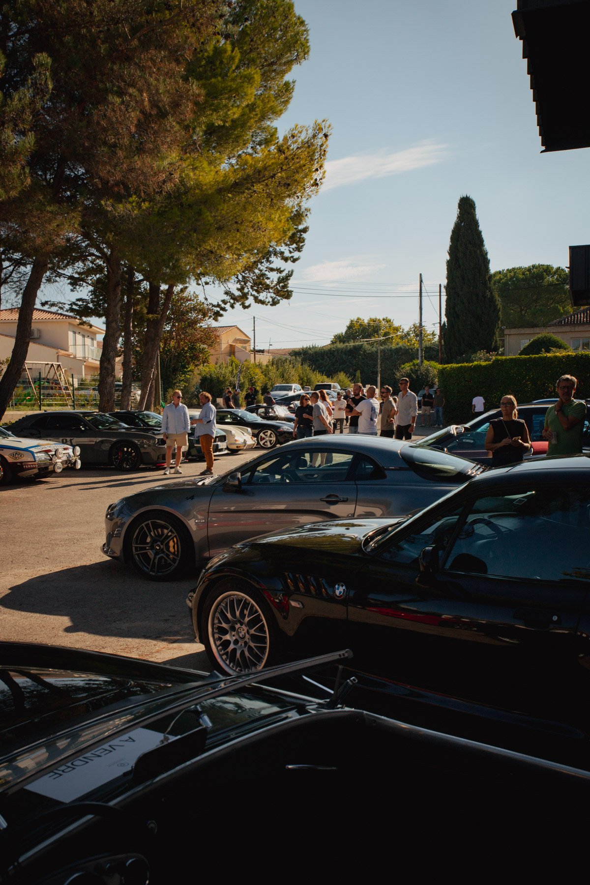Porsche 911 cabriolet grise et sportives réunies lors de Bolides & Brioches à Venelles