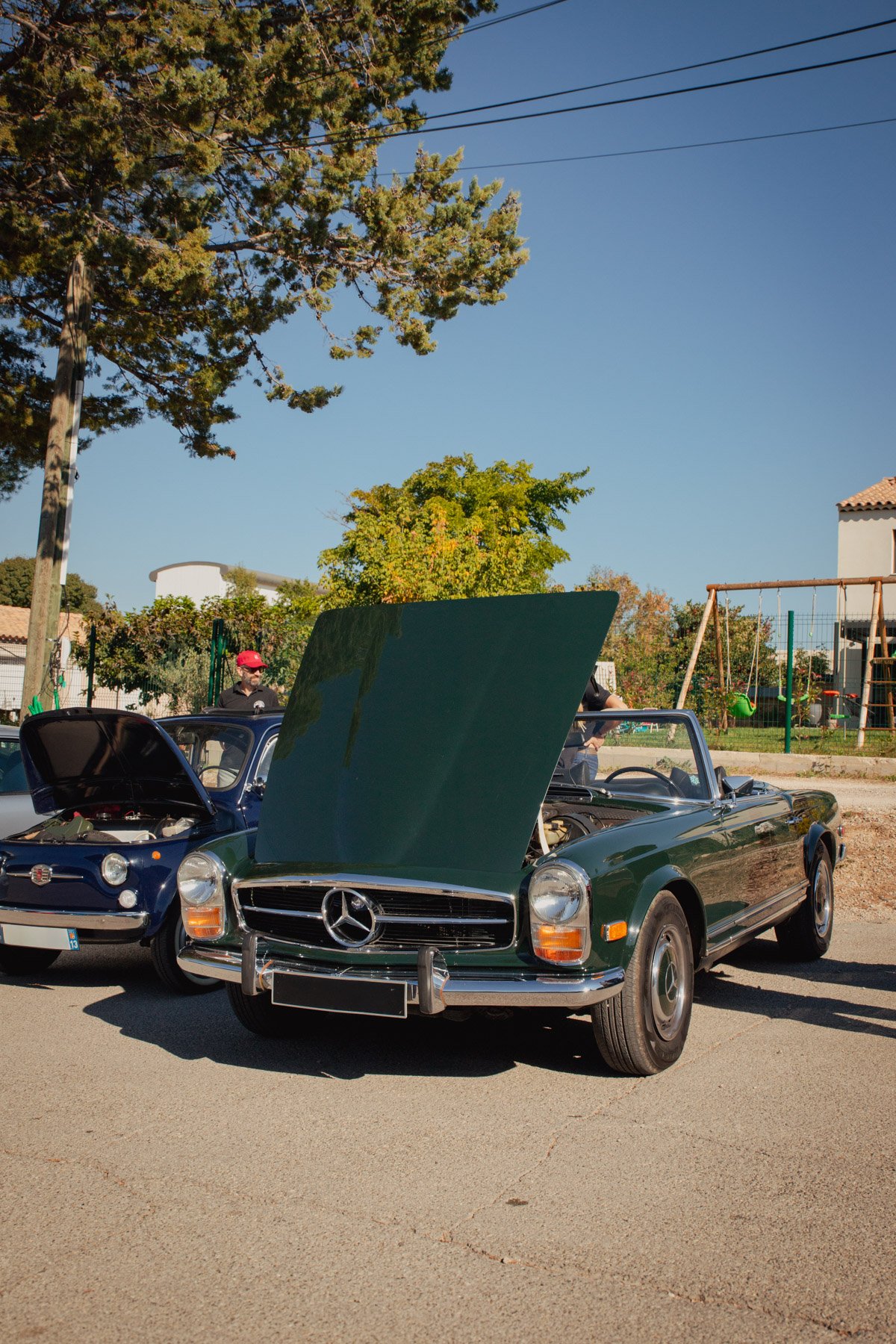 Mercedes-Benz SL Pagode verte et Fiat 500 ancienne lors du rassemblement de voitures de collection