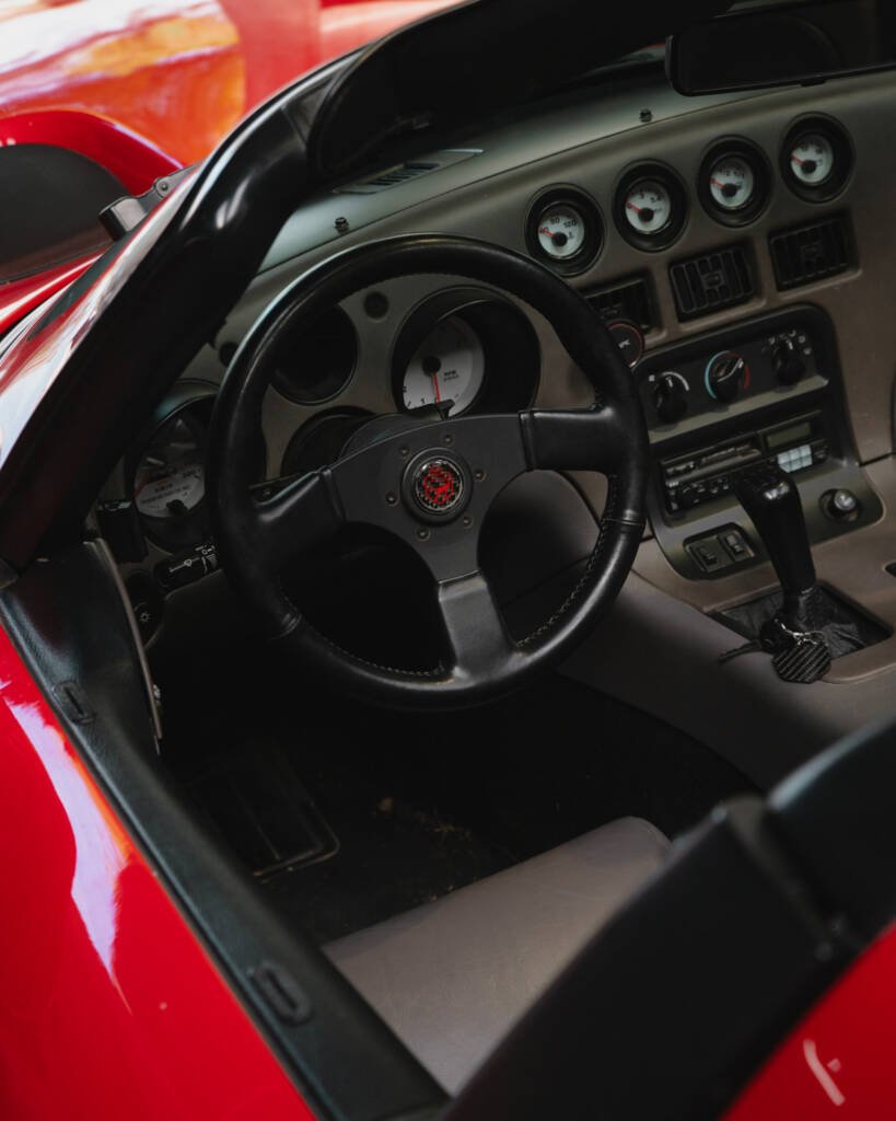 Intérieur de la Chrysler Viper RT/10 avec son volant trois branches, ses compteurs analogiques et son levier de vitesses manuel.