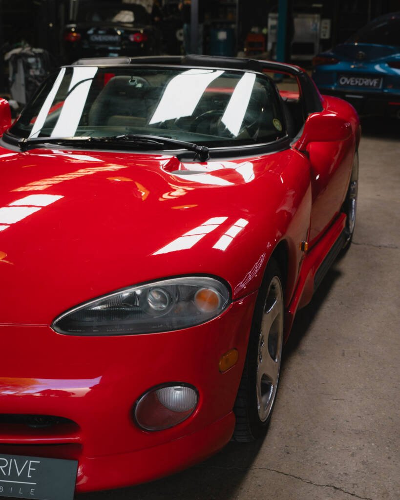 Chrysler Viper RT/10 rouge de 1993 vue de trois-quarts avant dans l'atelier Overdrive Automobile.