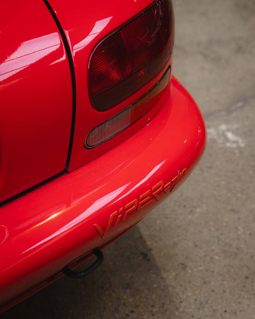 Gros plan sur le feu arrière et le monogramme Viper RT/10 d'une Chrysler Viper rouge de première génération.
